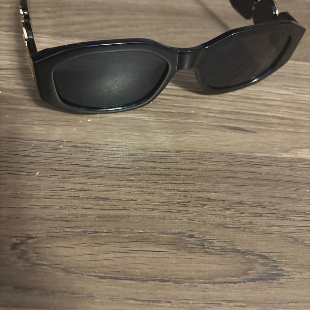 Black Rectangular Sunglasses - Picture 3 of 4